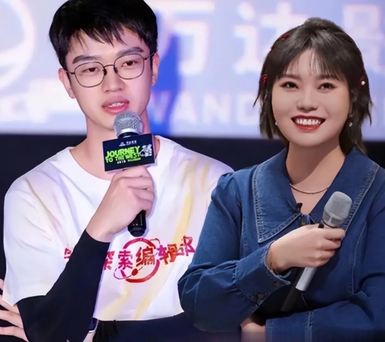 7月27日，李雪琴带男友看毛不易演唱会！
看到李雪琴男友正脸时，有被对方的童颜惊