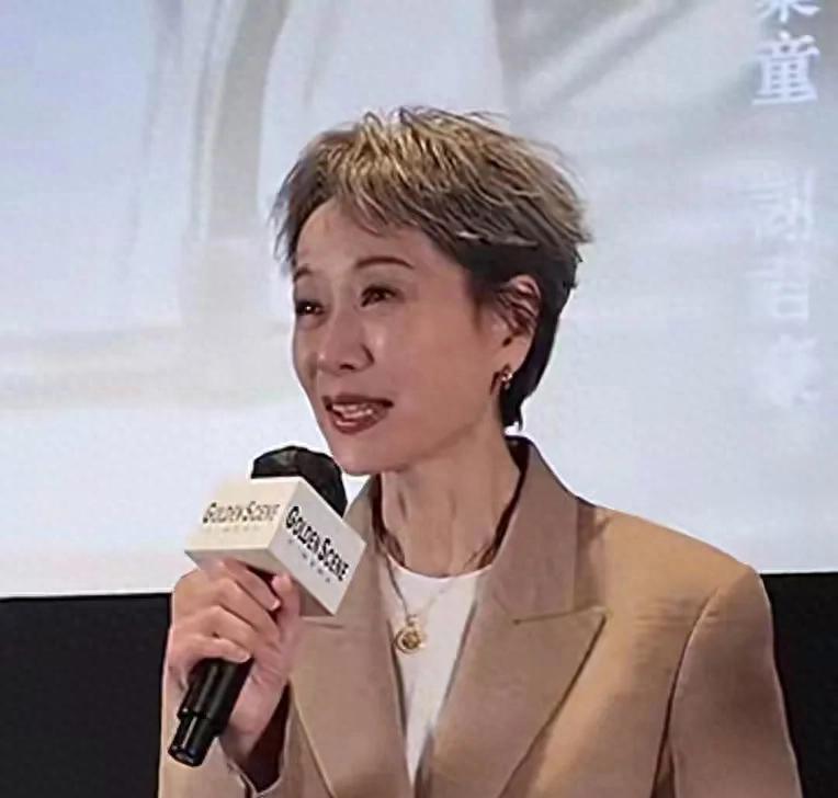 62岁叶童自称“叶三岁”，网友大呼萌到不行
说到香港电影圈的女神，叶童绝对是其中