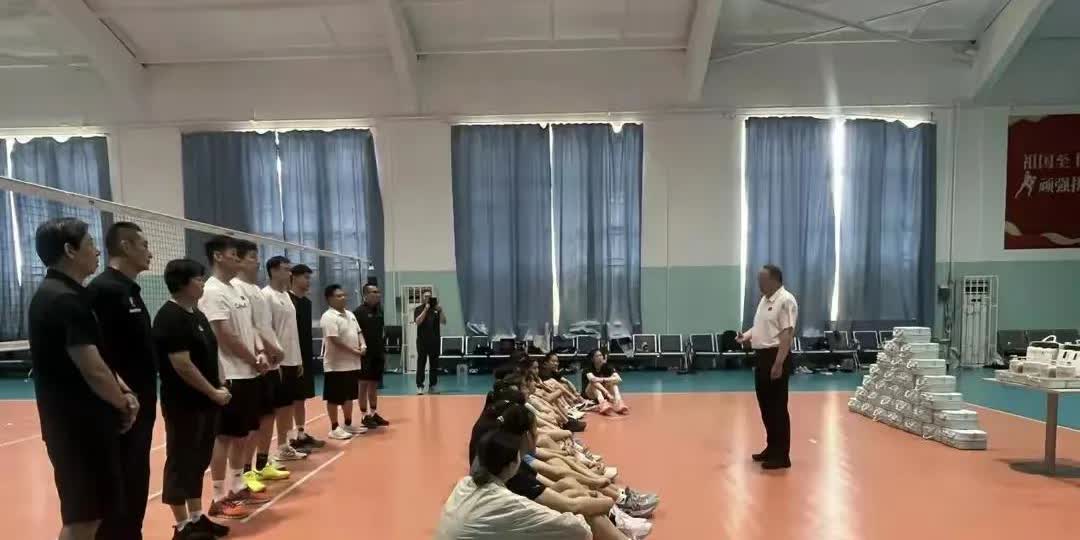 天津女排应该着眼现在，最好先把全锦赛冠军收入囊中，至于全运会嘛，外援来不了，李盈