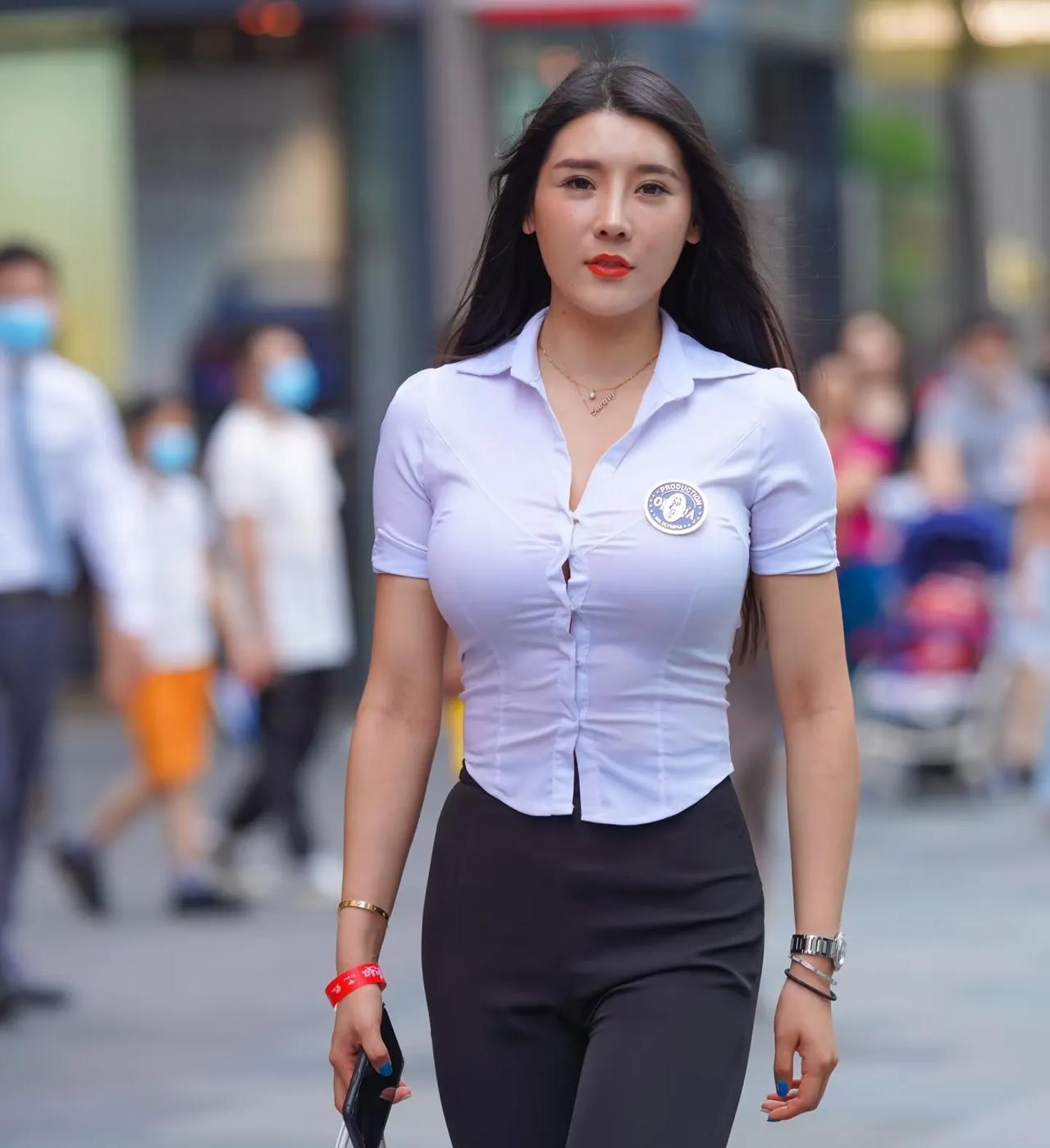 都还算可以，颜值呢普普通通如果在白一点，再瘦一点的话，就会是一个完美的。