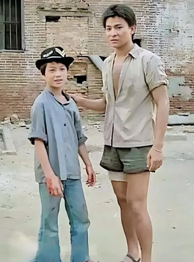 照片中的刘德华在当时就已然是演艺界颇有名气的演员了，身旁的小男孩能够有幸与刘德华