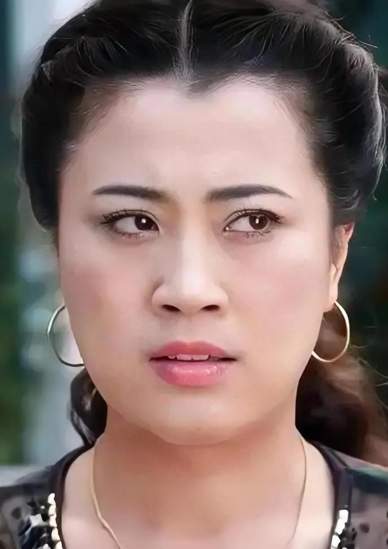 王红梅，长得很健硕、喜气，她可是一级演员，今年51岁，长得不算漂亮，但辨识度很高