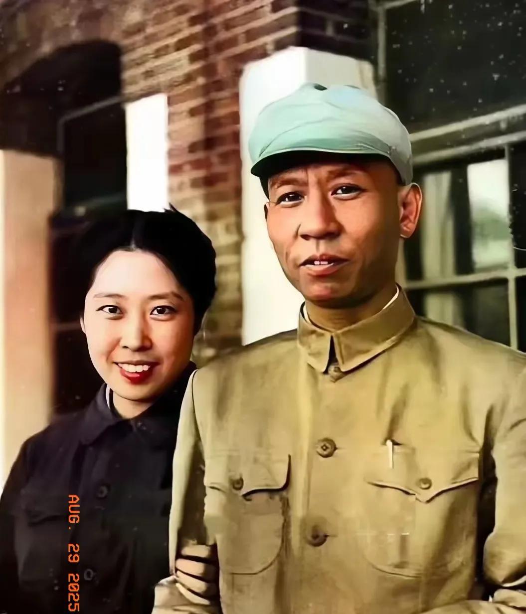珍贵的一张照片。
1949年，刘少奇和王光美在香山时，留下的这张珍贵的照片，画面