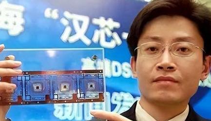 2006年，被称为“芯片天才”的陈进带着天价科研资金逃亡美国，接下来的13年时间