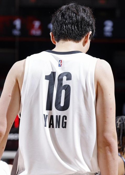 杨瀚森夏联破纪录！英语梗笑翻全场

开拓者夏联险胜鹈鹕，杨瀚森13中6砍下15分