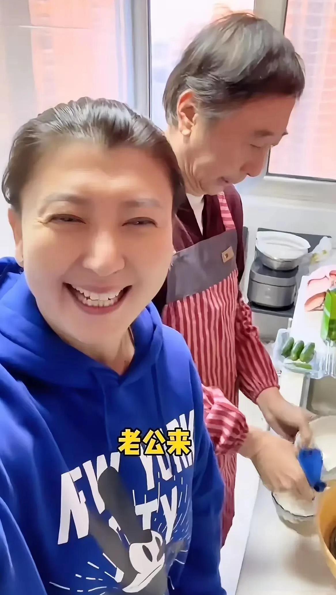 冯巩不和牛群合作，这老了和闫学晶成了搭档，拍视频假扮夫妻，笑星就是笑星，拍起段子