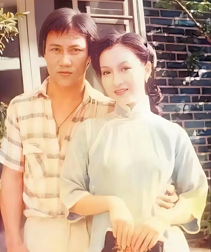 大家都认识左边这位吧？他就是扮演过电视连续剧《霍元甲》的黄元申，可是右边这位女演