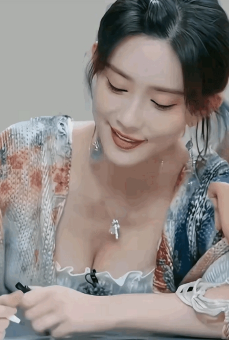 孟子义这一连串的小动作也太美了吧！
看到孟姐签名的那个画面，
真的是要被
钓成翘