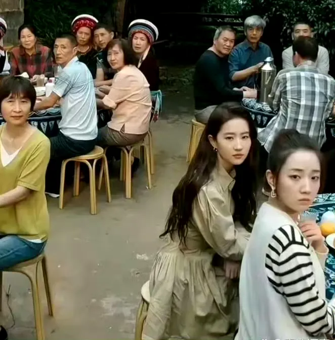 刘亦菲电视剧里去吃席，美得像P上去的，和旁边的人不在一个图层，不愧是天仙。