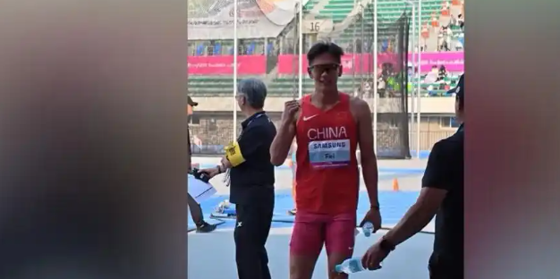 费翔，东京世锦赛男子十项全能赛场唯一的亚洲独行者，也是中国田径军团最后一位结束比