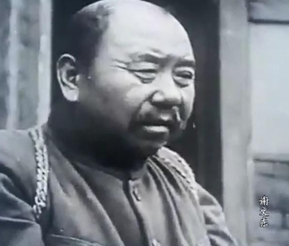 1942年，赵尚志牺牲后，脸朝下趴在雪地上。一个汉奸踢他的脑袋，谢文东见状大怒，