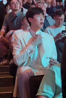 杨瀚森系扣子三次，手足无措，受宠若惊。  



这20岁大男孩的慌乱，映照在选