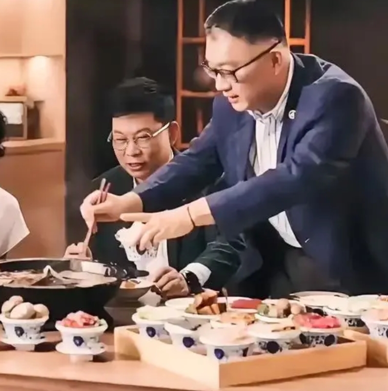 我有种预感，上汽这次押注华为，真要摸对门路了。

不是靠领导敬酒夹菜，也不是光说