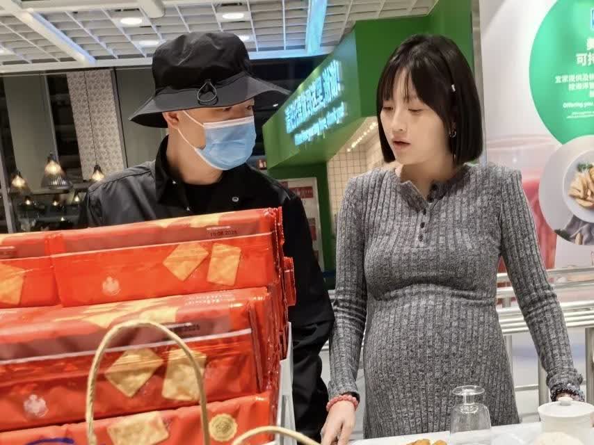 网友逛街偶遇包贝尔一家三口，包贝尔包文婧很甜蜜，包文婧挺着孕肚状态好好，一家三口