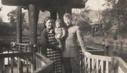 1938年，周恩来安排一女特工打入国民党内部。然而，女特工竟嫁给了国军高官，身份