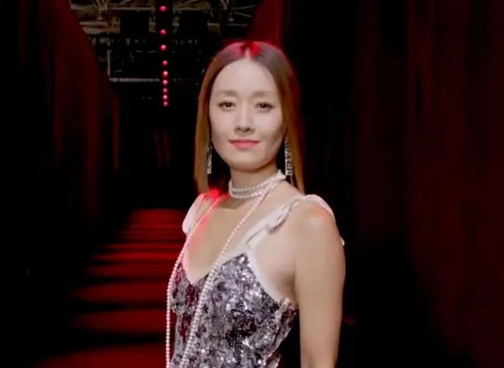 不怕对手厉害
就怕自己太菜
马伊琍演技虽然很好，但是她自己的时尚审美实在太菜了。