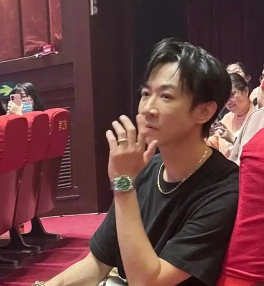 董璇老公张维伊挺喜欢穿金戴银的！