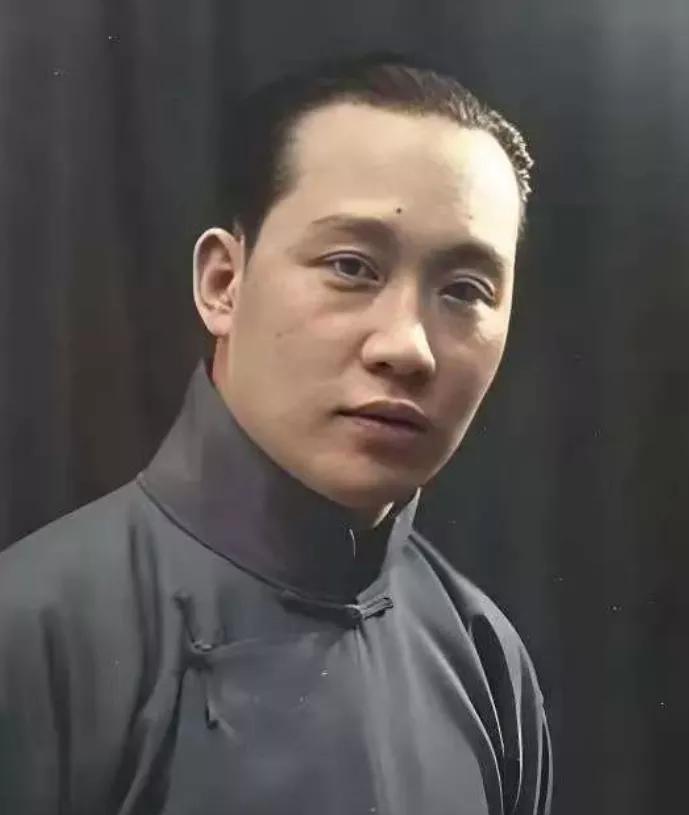 1918 年，京剧名角荀慧生新婚之夜，揭开盖头，发现枕边人不是心爱的吴小霞，而是