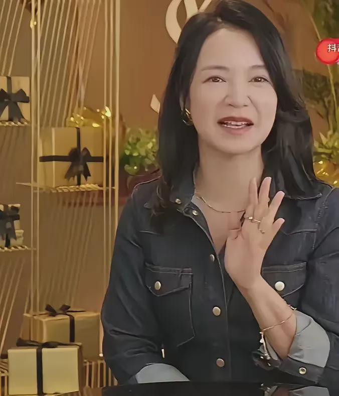大S的骨灰盒还在家里放着,具俊晔迟迟不给安葬,这事儿闹得沸沸扬扬的,大家都在议论