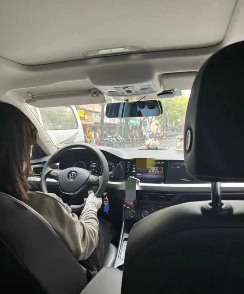 跑网约车的，真得慎重考虑！

今天打车，遇到位45岁女司机。

她跑了两年，全款