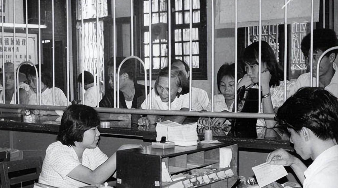 1968年夏，周修文去银行取款，营业员冷着脸讲：“你丈夫是pan tu，存款已经