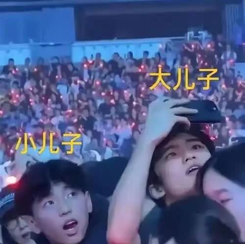 谢霆锋带俩儿子吃饭，谢振轩谢振南满脸崇拜看着爸爸，父子好温馨