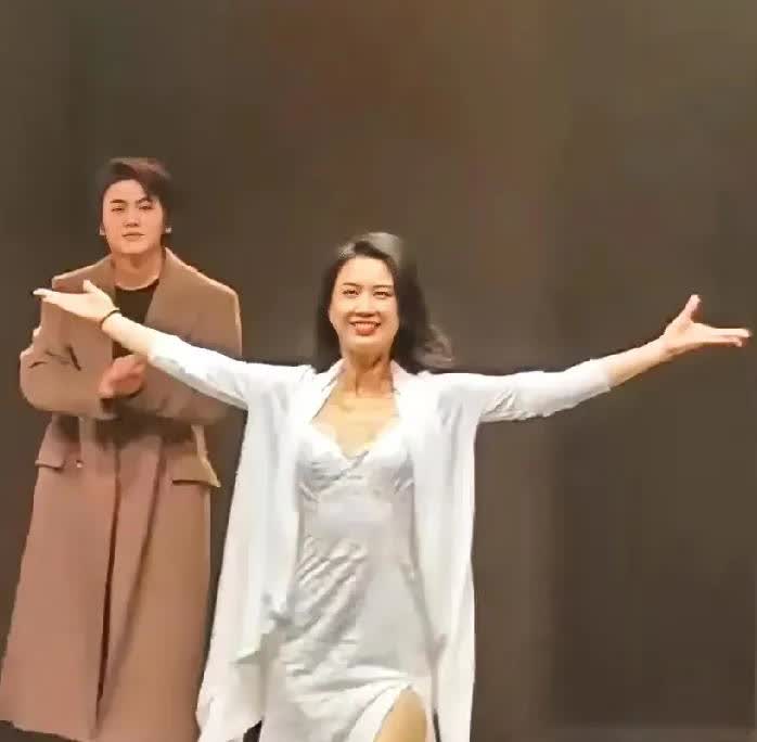 “以前，喜欢一个人
现在，喜欢，一个人”
杨子离开黄圣依确实没热度了，
开