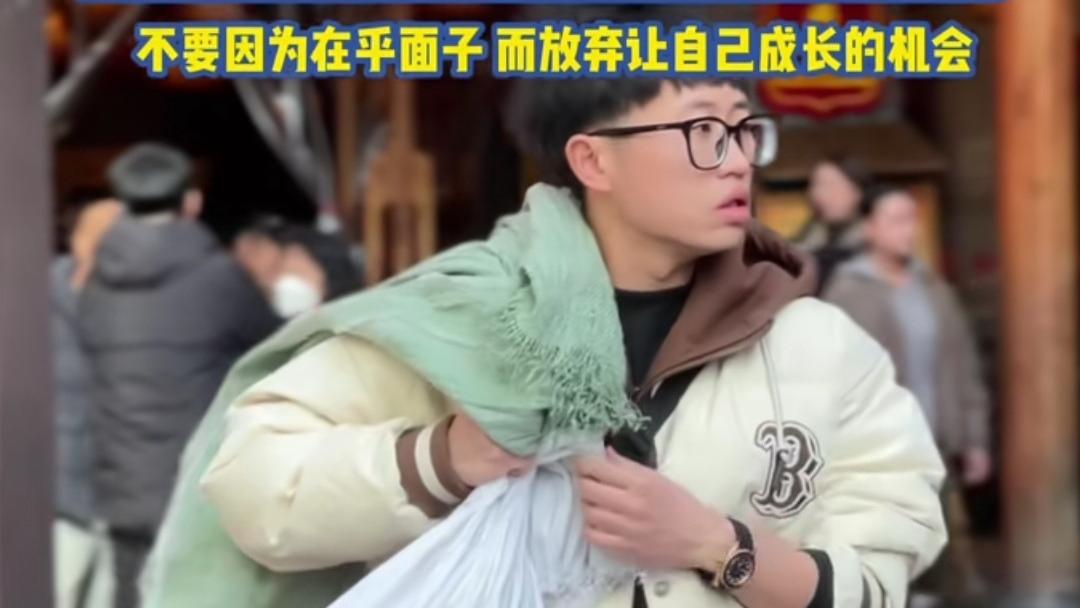 入不敷出的年轻人，换了17份工作后上街拾荒！放下面子就是重生？