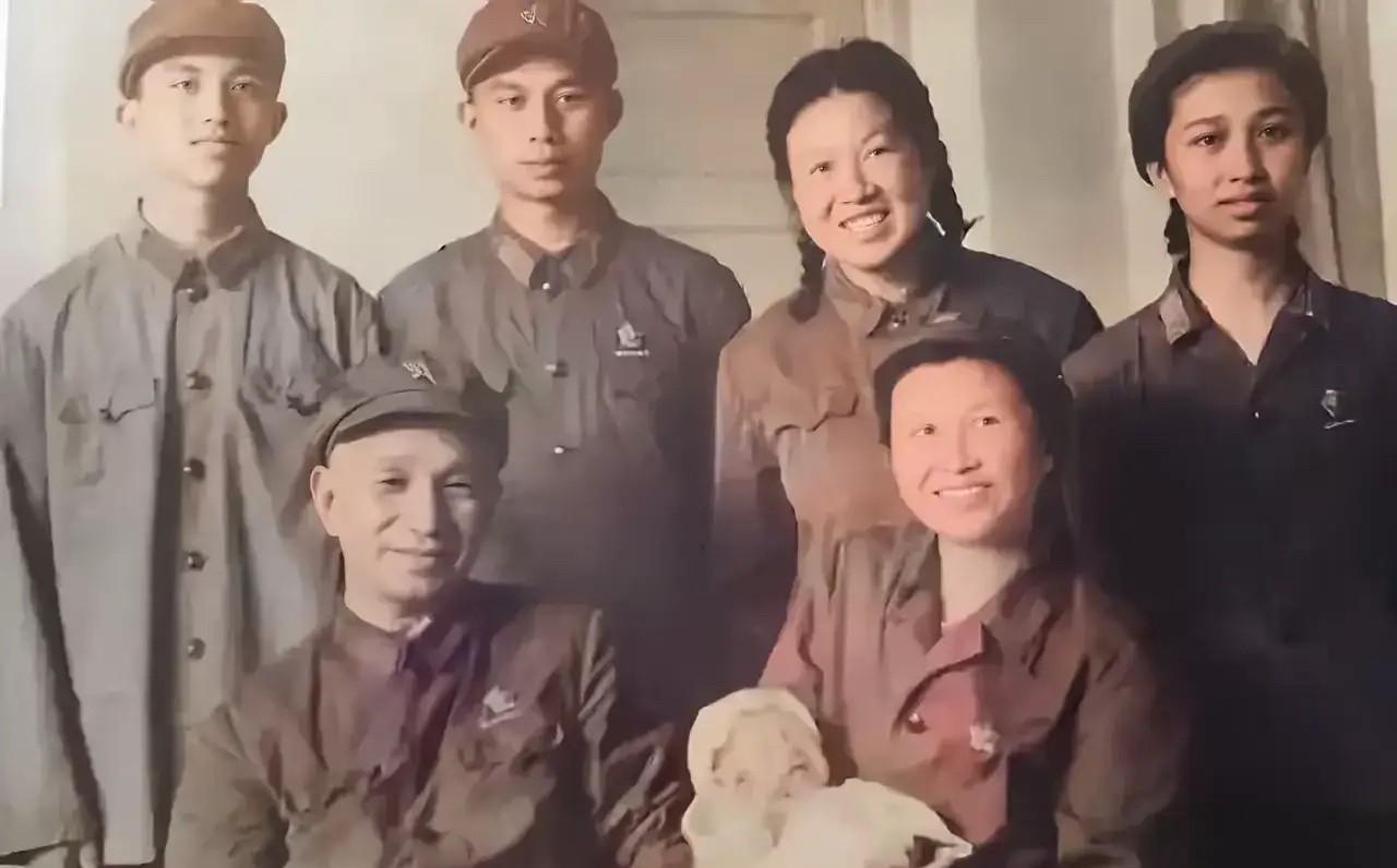 1971年，粟裕大将的长孙粟志军出生不久，一家人拍摄了一张珍贵的全家福合影照片，