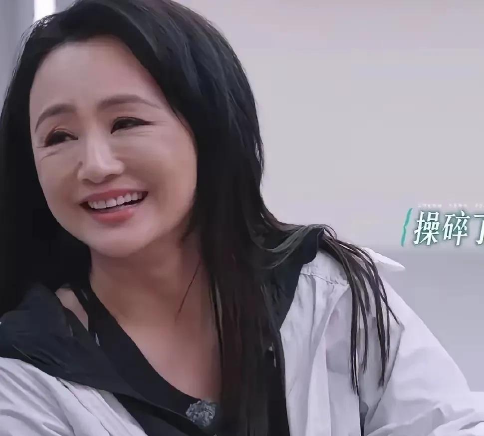 曹颖，怎么有种又老又年轻的感觉？
她的脸突然变得又肿又僵，
曾经的“古装女神”真