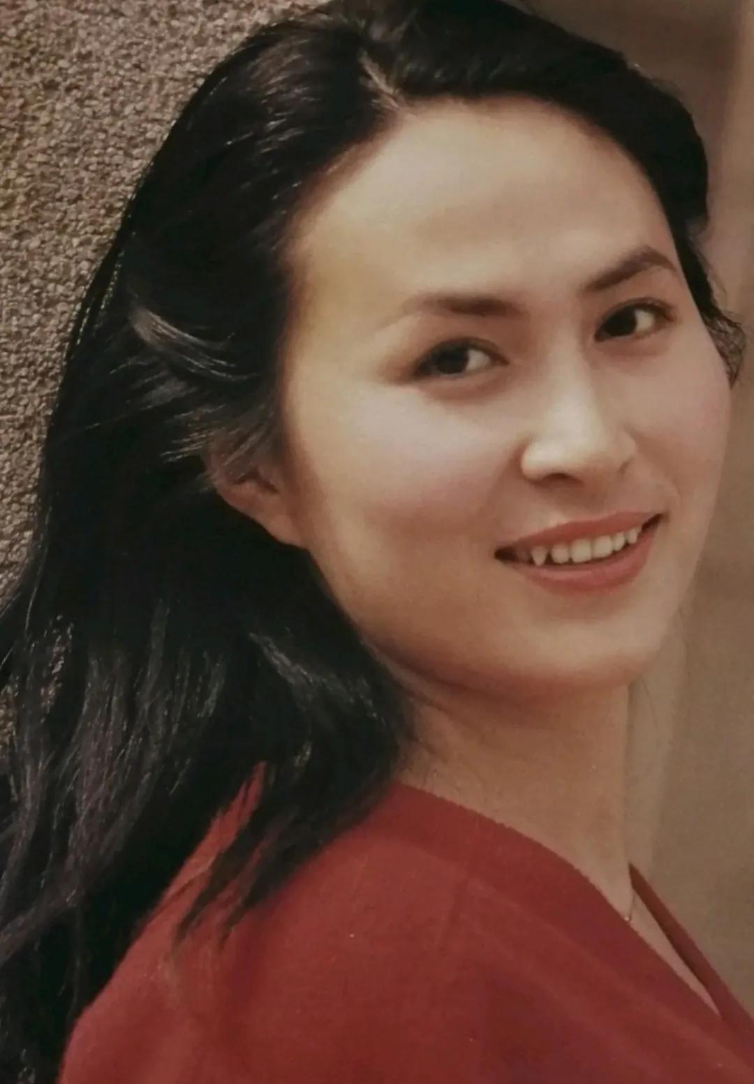 八十年代女演员石荣的模样变化真大，当年长影厂对她的容貌是这样描述的，“她的美是端