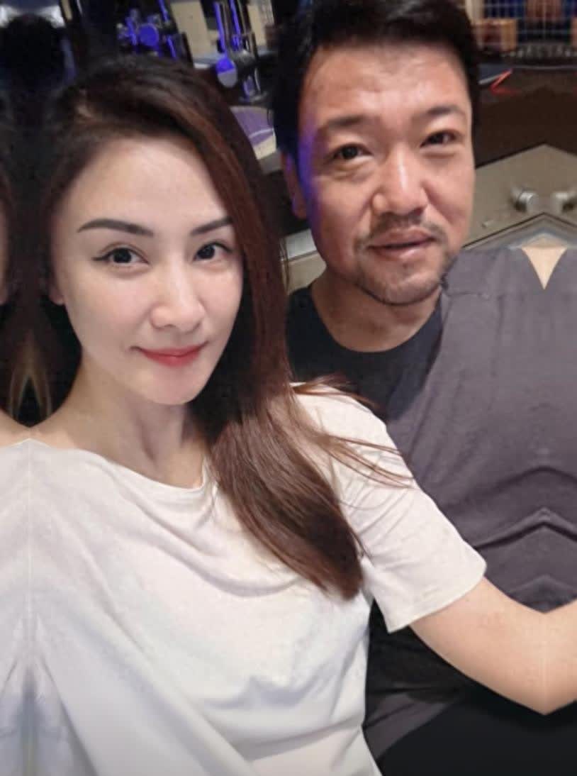 又一位明星成功加入 “减肥大军”！5 月 31 日，贾冰的妻子分享了两人的合照，