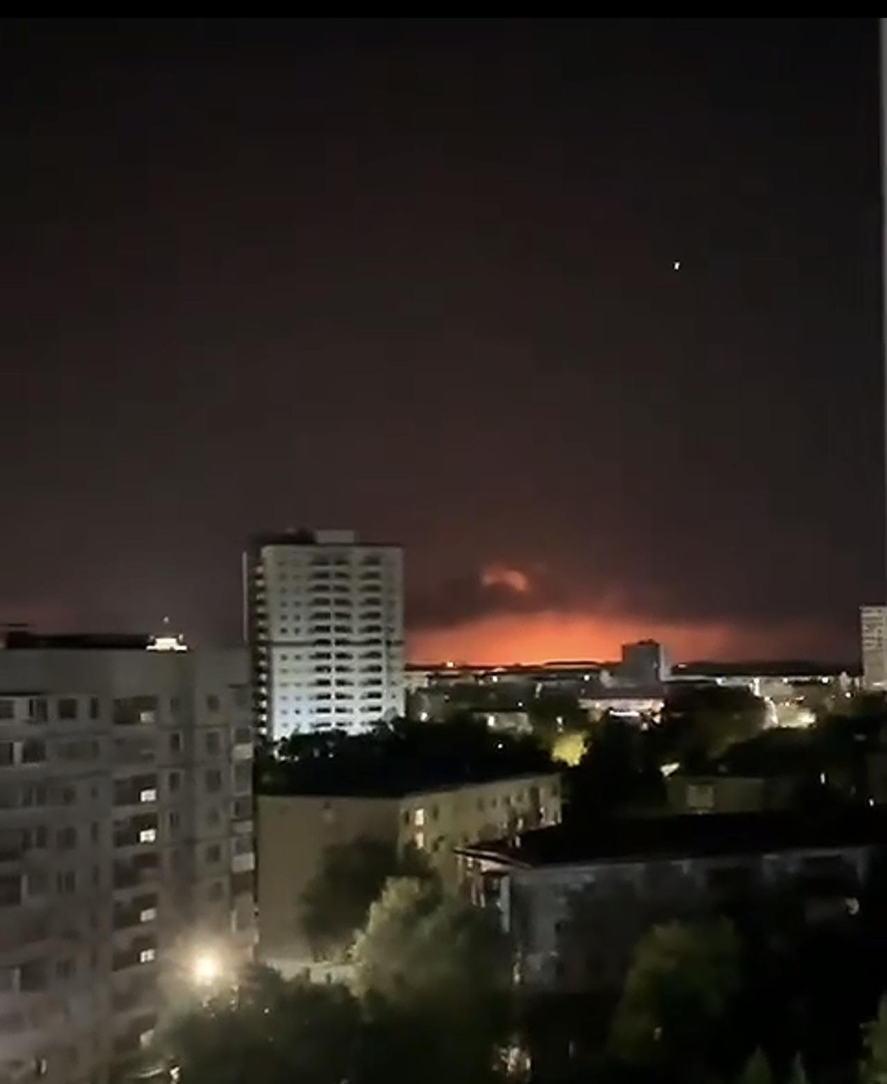 大俄两地炼油厂被去能源化！
乌克兰的无人机又出发远方了，这次的目标是萨拉托夫炼油