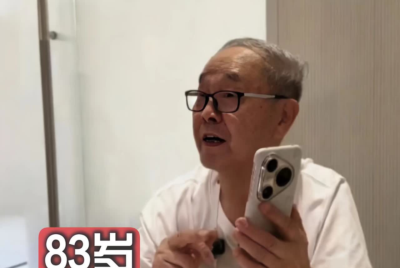 83岁宋茂信大爷是华为品牌的忠实粉丝，这份热爱他已经持续了11年，据报道这位老爷