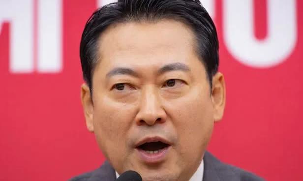 今天韩国最大野党选举结束，张东赫推翻了保守党最后一道墙金文洙当选了党代表。因此国