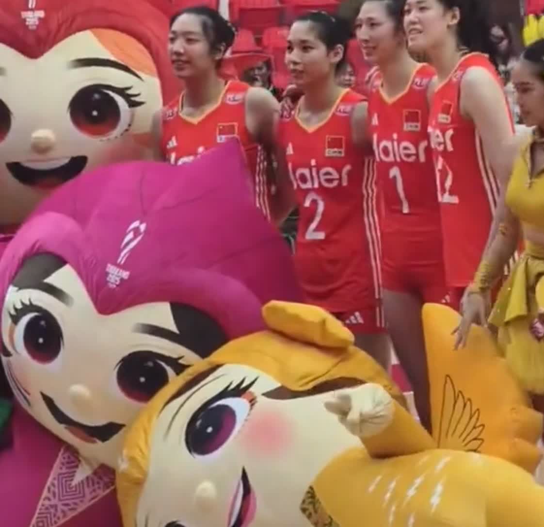 好感人的一幕啊！昨晚上输给法国女排后，吴梦洁自责得哭成泪人，李盈莹和庄宇珊都跑过