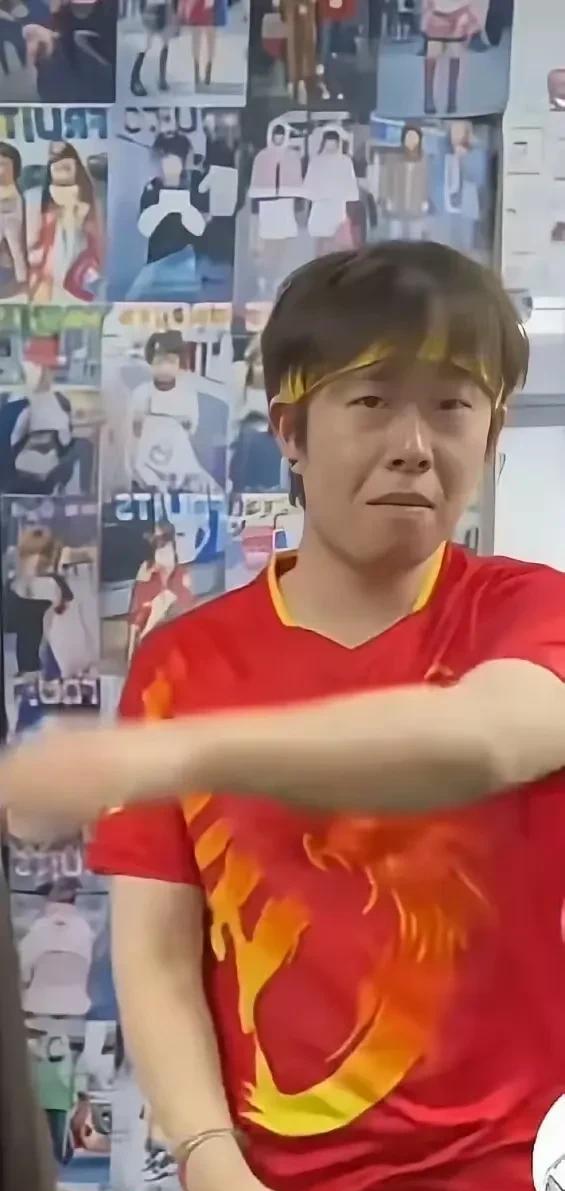 哈哈哈哈，王楚钦的模仿秀，第一个那么矮胖，哪有王楚钦的气质？细看像黄渤。
第二位