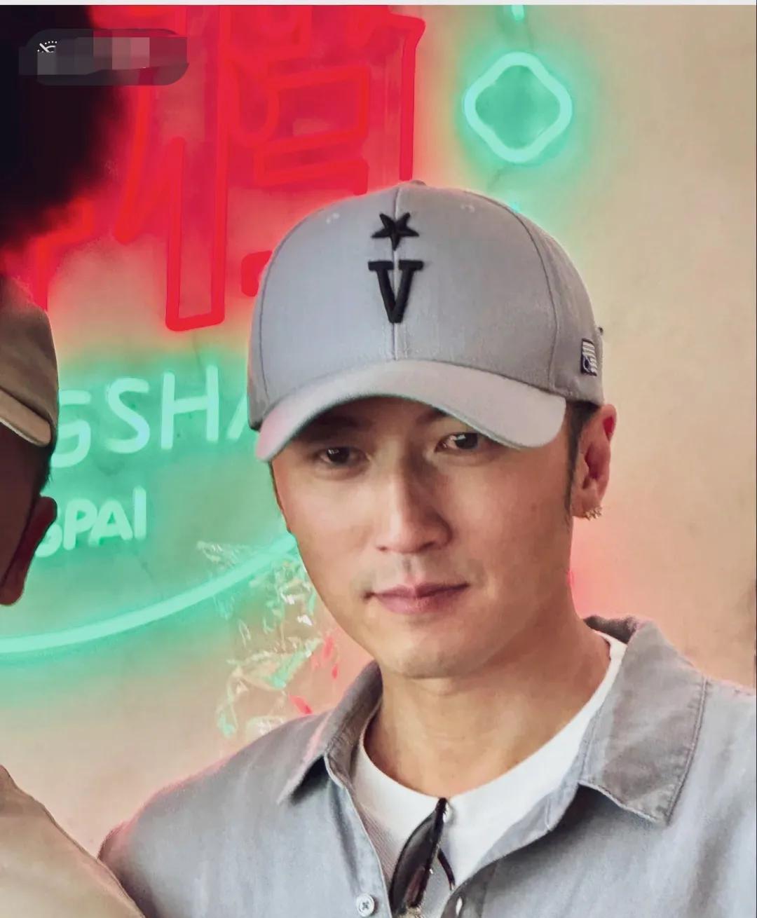 谢霆锋在长沙，感觉他私下更帅，戴鸭舌帽很好看。纯素颜的男人，干干净净清清爽爽，皮