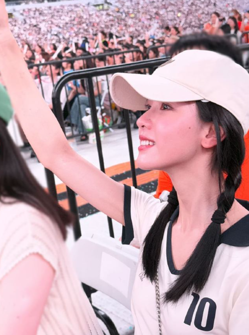 陈都灵看五月天演唱会了，陈都灵的颜值实在是太能打了，哪怕在热烈的演唱会现场，她也