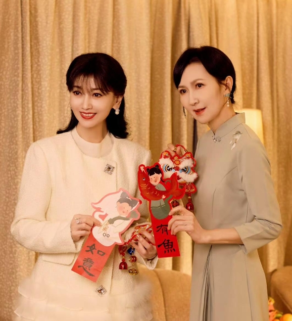 偶然间，刷到赵雅芝晒出与“妹妹小青”的合影，瞬间勾起了无数回忆。照片里，她们笑容