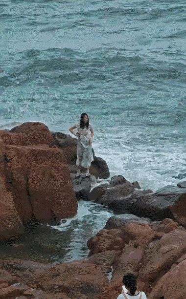 开始还蛮不在乎的
后面一个大浪就给打老实了[黑线]