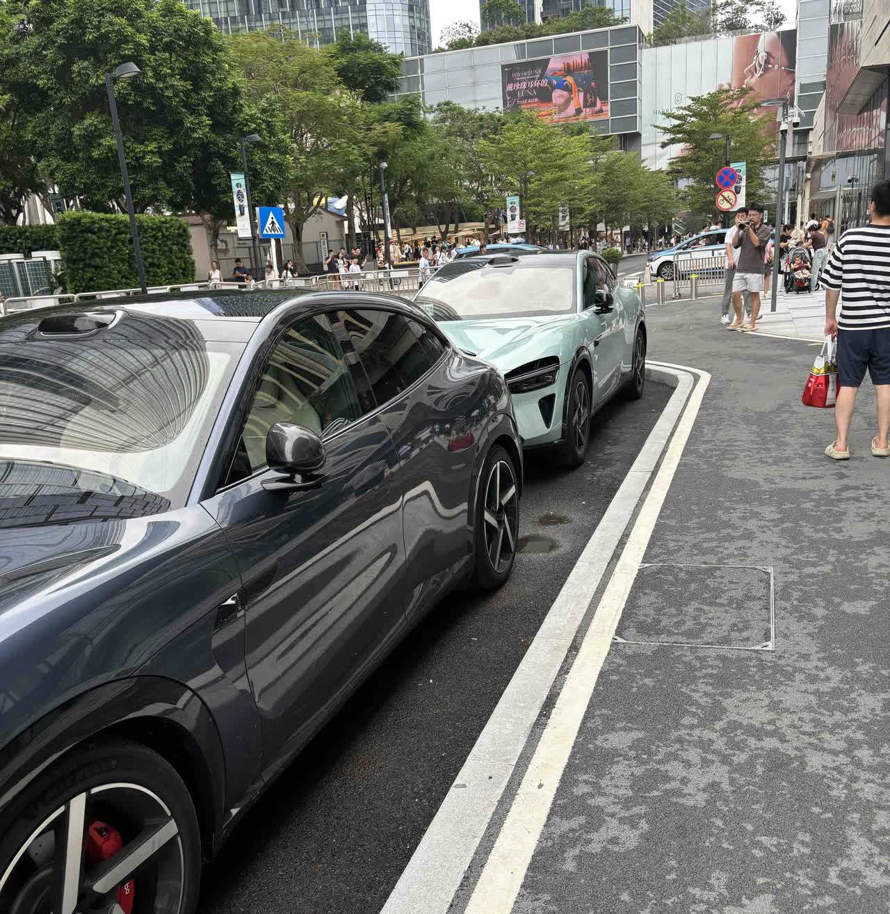 发现在深圳开车，很多人还是很有素质的！

遇到行人要过马路，会主动停下来让行
