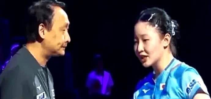 赢不了国乒就干脆别研究国乒？张本美和一句话把亲爹问懵。
东京时间刚过的深夜，张