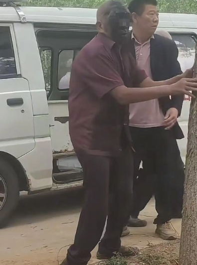 太可怜了！6月1日，河南一百岁老人过大寿放爆竹庆祝，而一位靠捡废品为生的7旬老人
