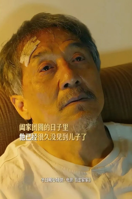 看完成龙近几日的采访，真有点让人唏嘘。
​71岁了还在片场摸爬滚打，原来根本不是