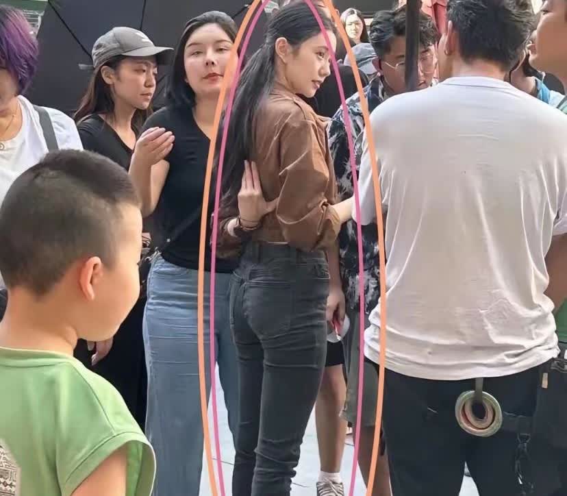 终于明白，
​张艺谋为什么看好她了，
​刘浩存连路人视角都这么美？

瞧