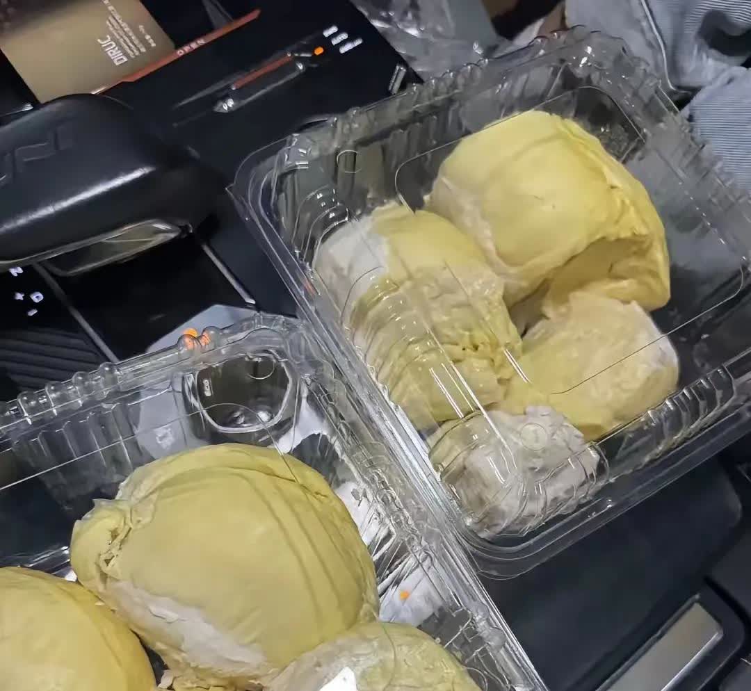 最近赋闲在家，老公担心我心情不好，知道我爱吃榴莲，特地要我去买榴莲，刚好昨天附近