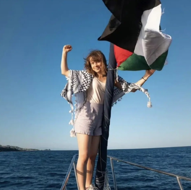 闹大了！
瑞典环保少女通贝里与12名志愿者乘船准备前往加沙，希望以此“突破”以色