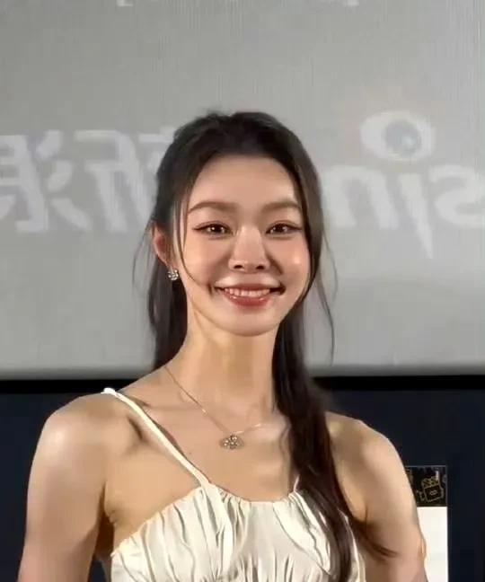 宋轶在线回应整容风波了。
宋轶说到没有整容只是换了个造型师。
8月29日，宋轶出