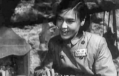 1956年，乔羽为《上甘岭》主题曲写歌词，半个月没写出一个字，出去散心，看见几个